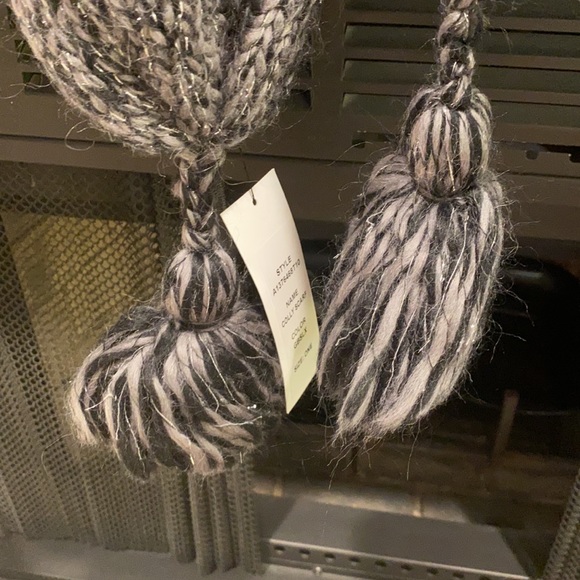 Diane Von Furstenberg Scarf and Gloves - Picture 5 of 12